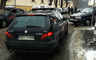 Taxi blokuje plebanię w Giżycku Taxi blokuje plebanię w Giżycku